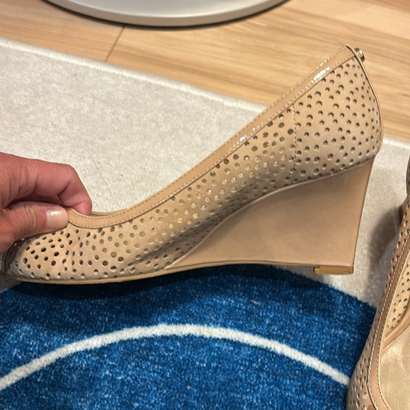 Stuart Weitzman Womens Nude Perforated Logo Nudotcomer Peep Toe Wedge size 6.5 - Picture 2 of 6